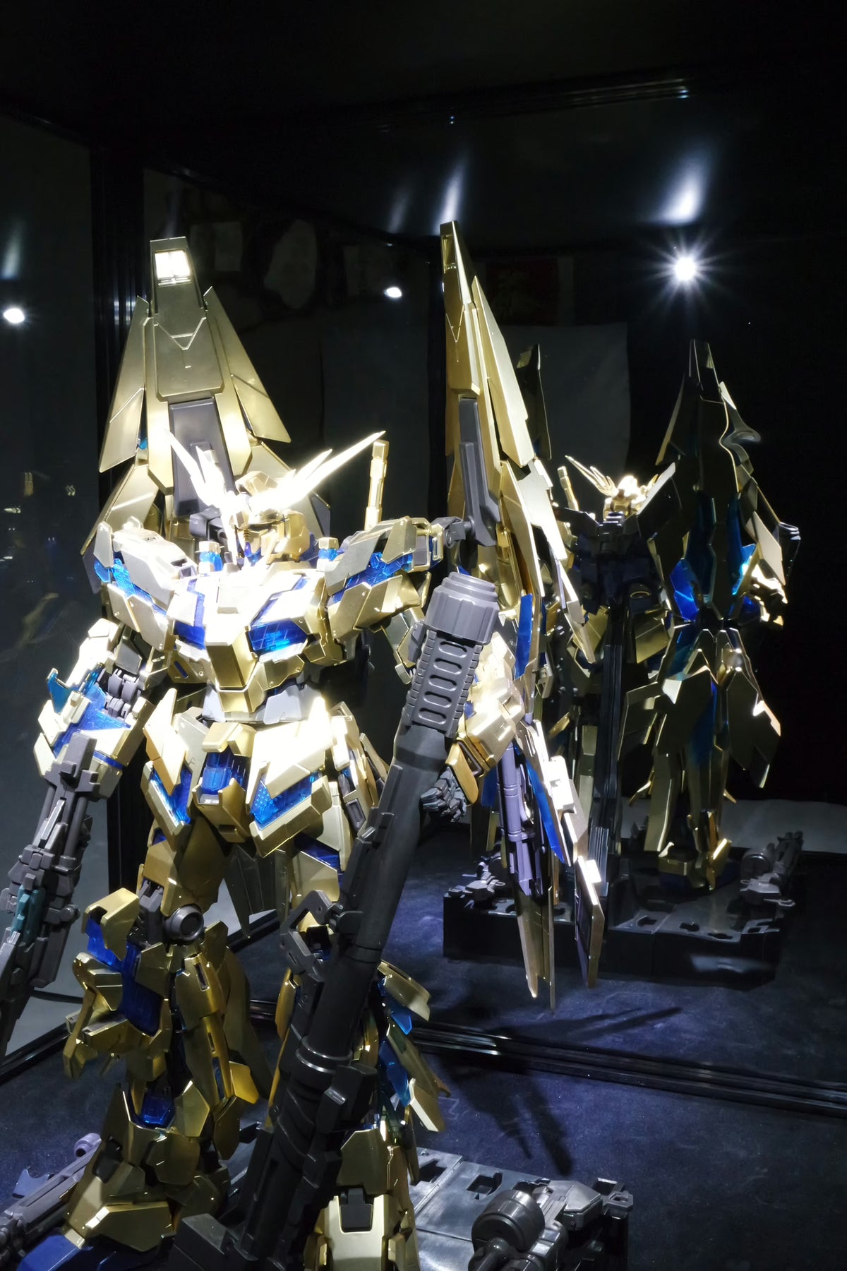 Unicorn Gundam statue lit in a single Moducase display
